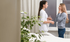 Чи існує лікар-косметолог: хто має право надавати косметологічні послуги?